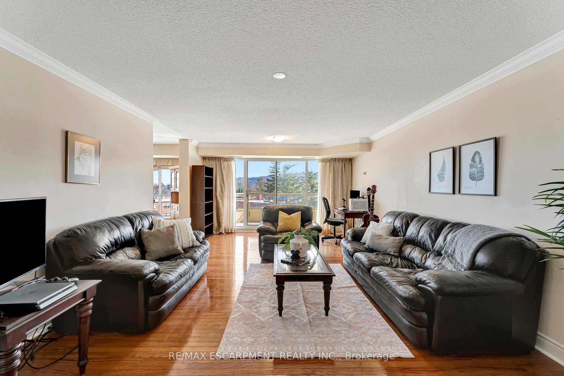 This stylish 2 bedroom, 2 bath unit offers contemporary living.