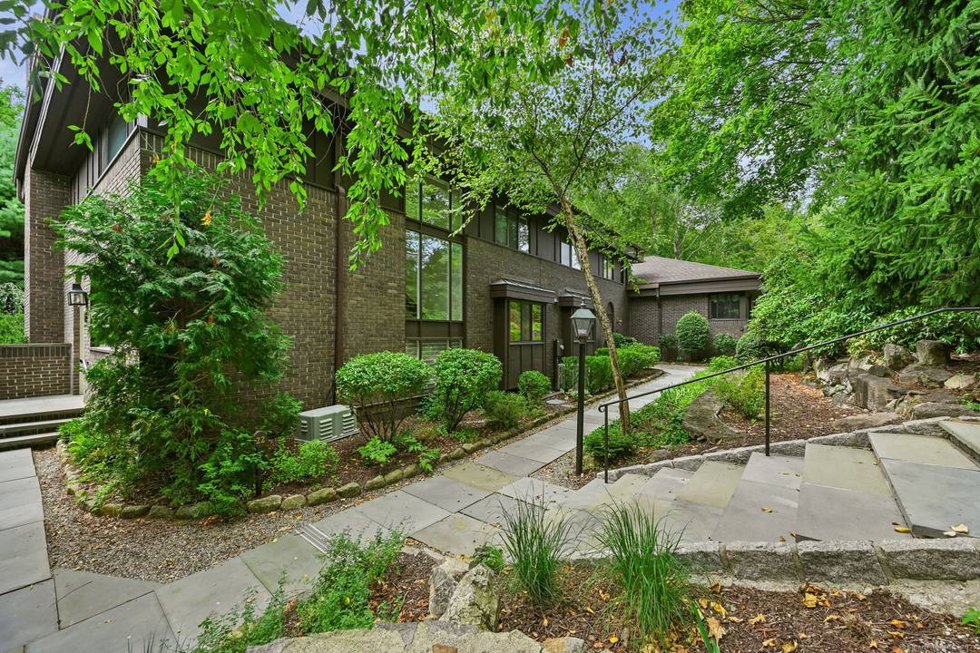 Spectacular, sun filled riverfront end unit townhouse with 3 4BR, 2.