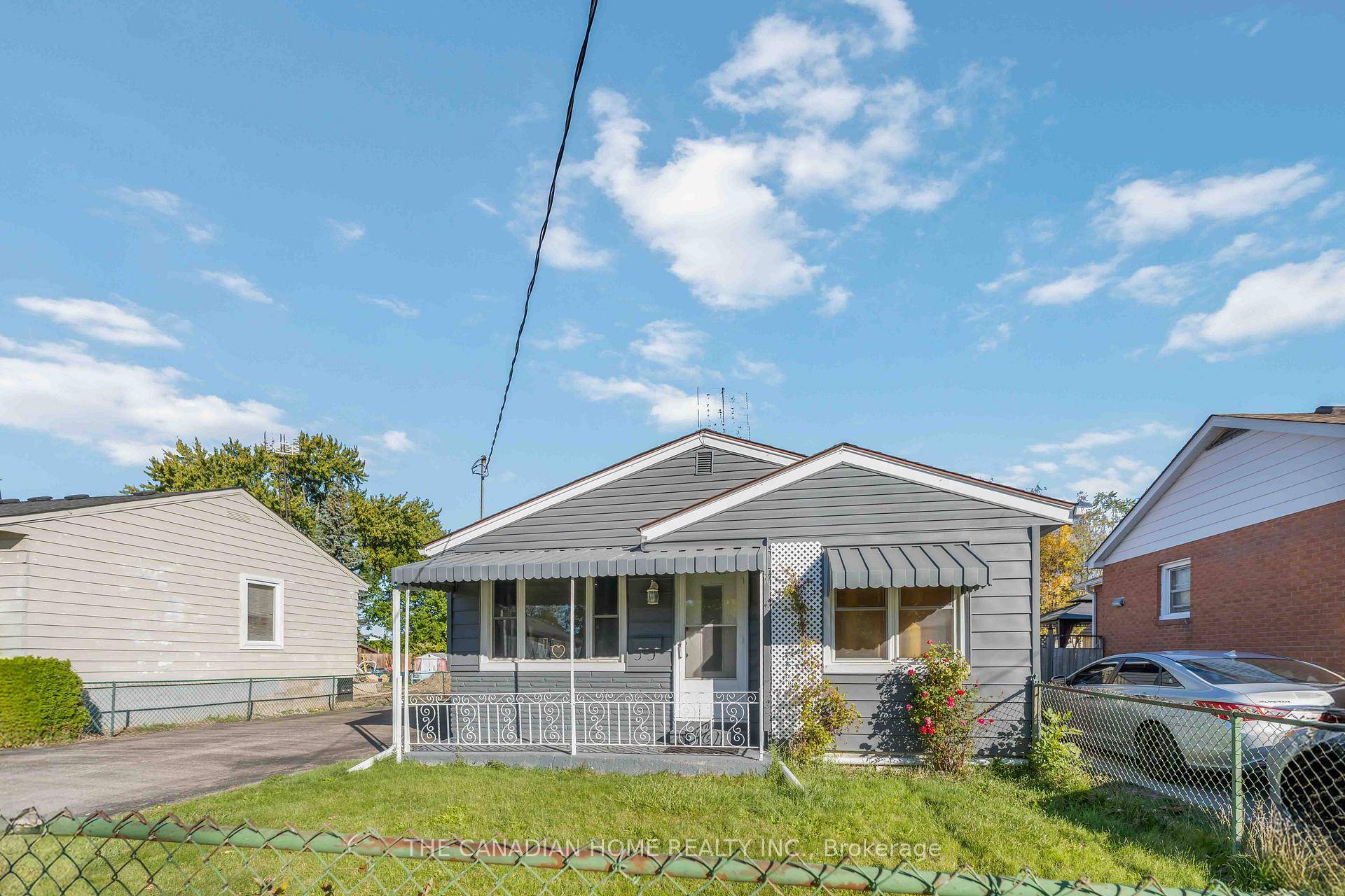 Welcome to this charming 2 bedroom bungalow in the heart of Secord Woods where comfort meets convenience !