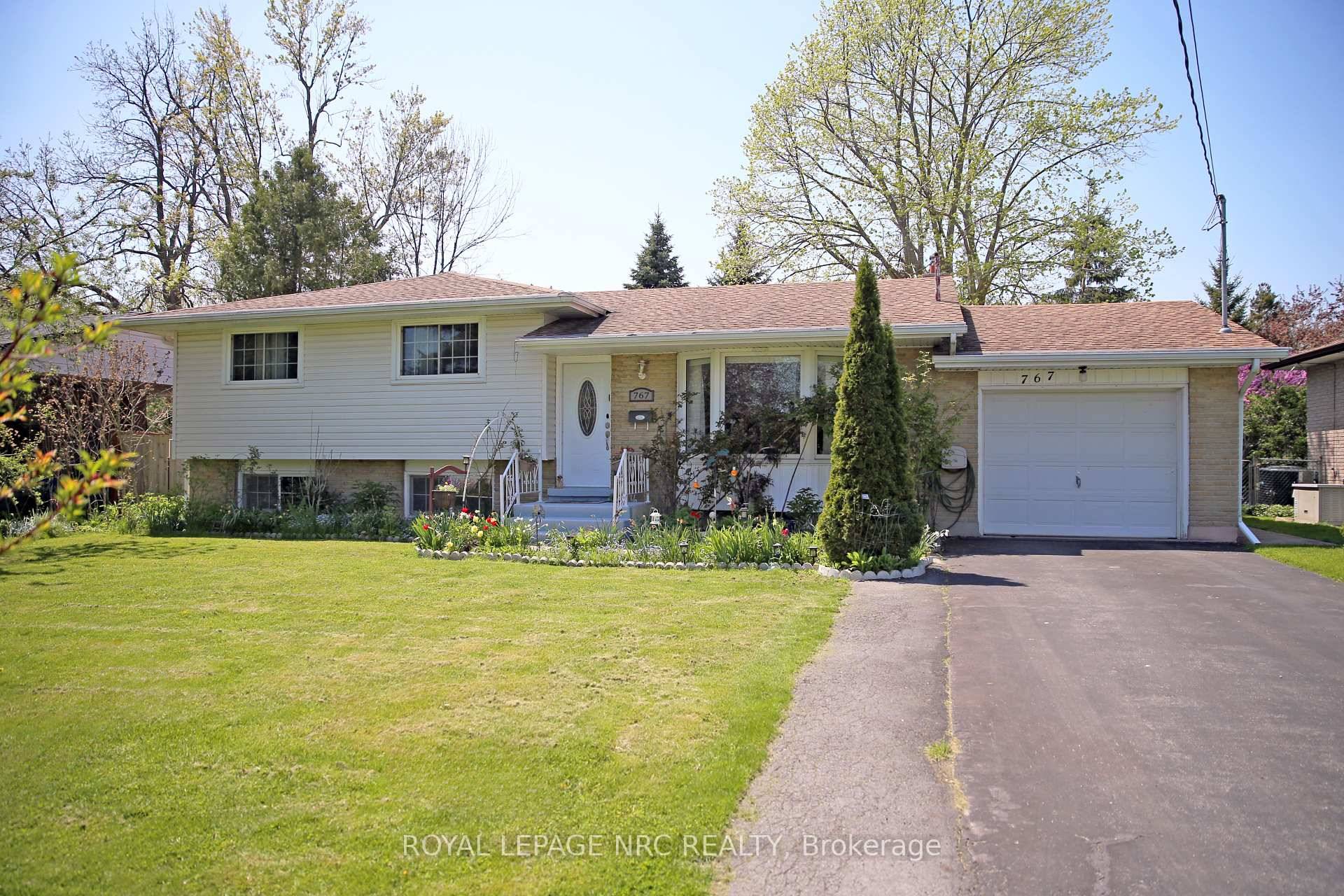 This side split home is in the desirable Crescent Park area in Fort Erie.