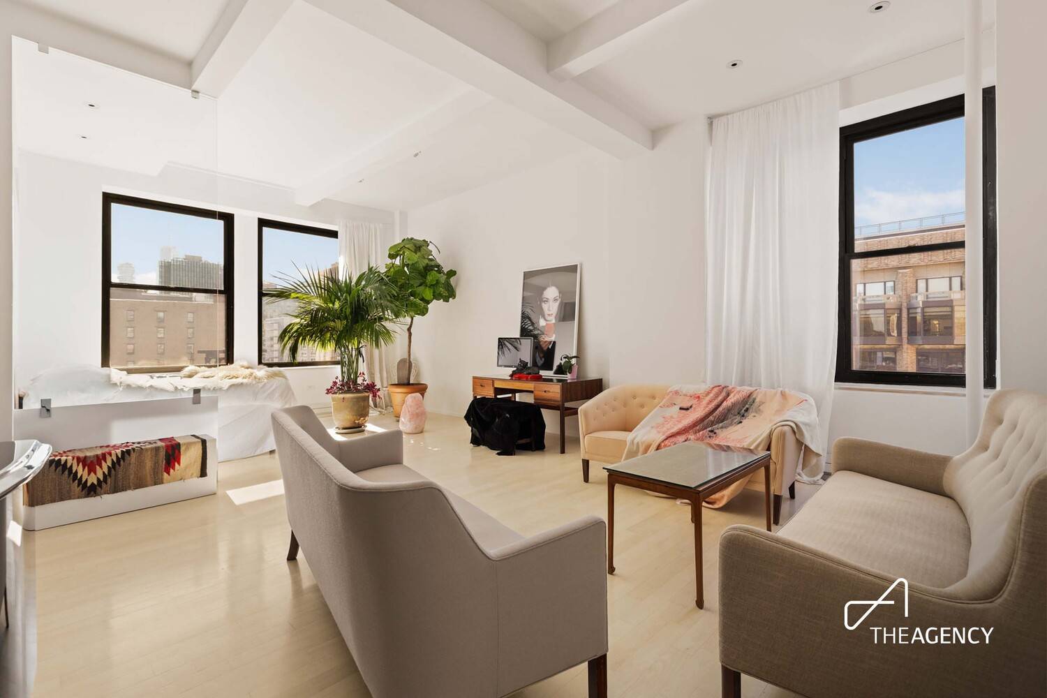 High Floor Greenwich Village Artist's Loft Enjoy spectacular sunlight and wonderful sky views from this spacious open artist's loft in Greenwich Village Noho.