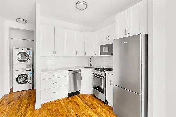 Renovated 1 Bedroom Apartment in Clinton Hill Modern Finishes In Unit Laundry Located on the fourth floor of a fully updated townhouse, this bright and spacious 1 bedroom apartment features ...