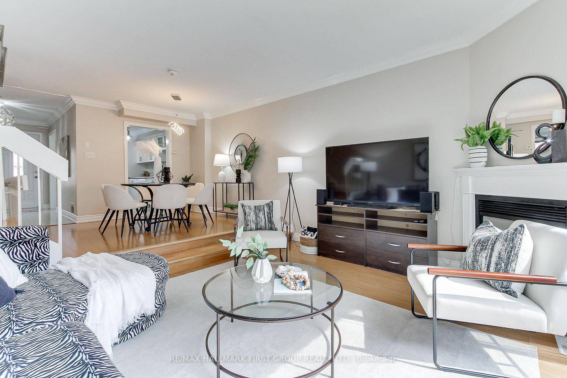 WOW ! 5 TOTAL BEDROOMS 3 4PC BATHROOMS 2 KITCHENS 2 UNDERGROUND PARKING SPACES 2 PATIOS.