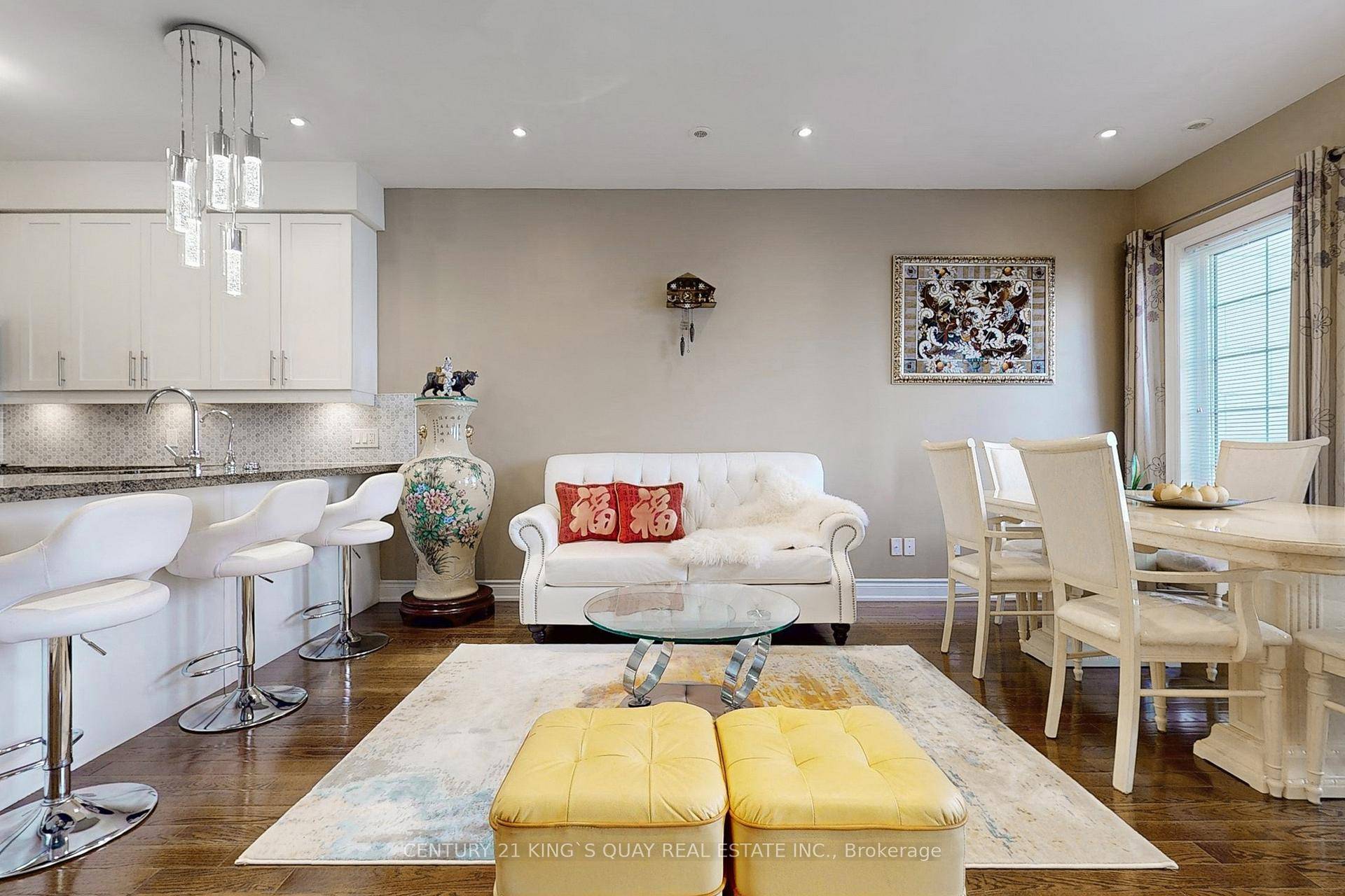 Beautiful Townhouse located in highly Desirable Lawrence Park neighbourhoods, one of the Large units in the Complex, 3 Den w 4 bath, M F 9' Ceiling, Basement with extra higher ...