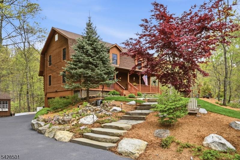Custom Log Construction Eastern white pine log home on private 2.