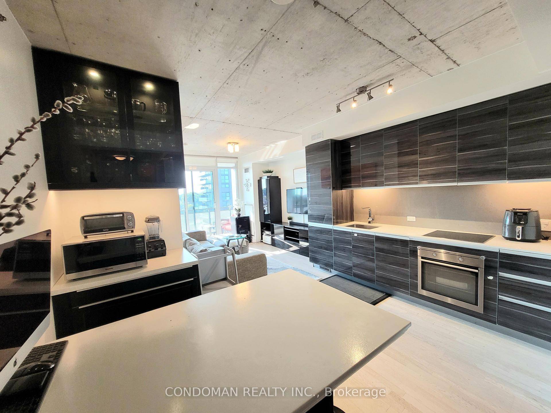 Wow ! Gorgeous 2 Bed 2 Bath On Trendy Queen Street West.
