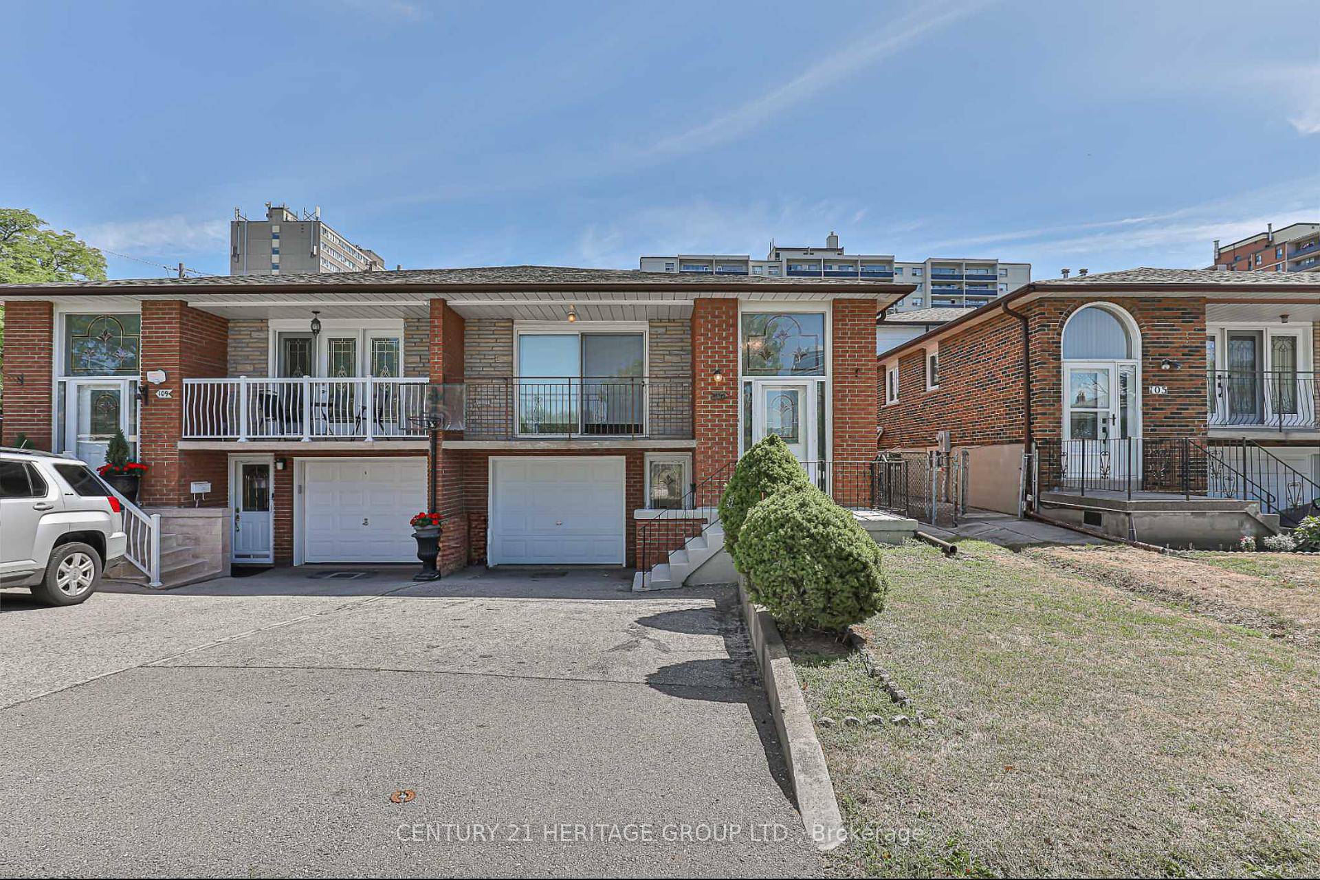 Original family owned home in the Pleasant View community, one of North Yorks best neighbourhoods.