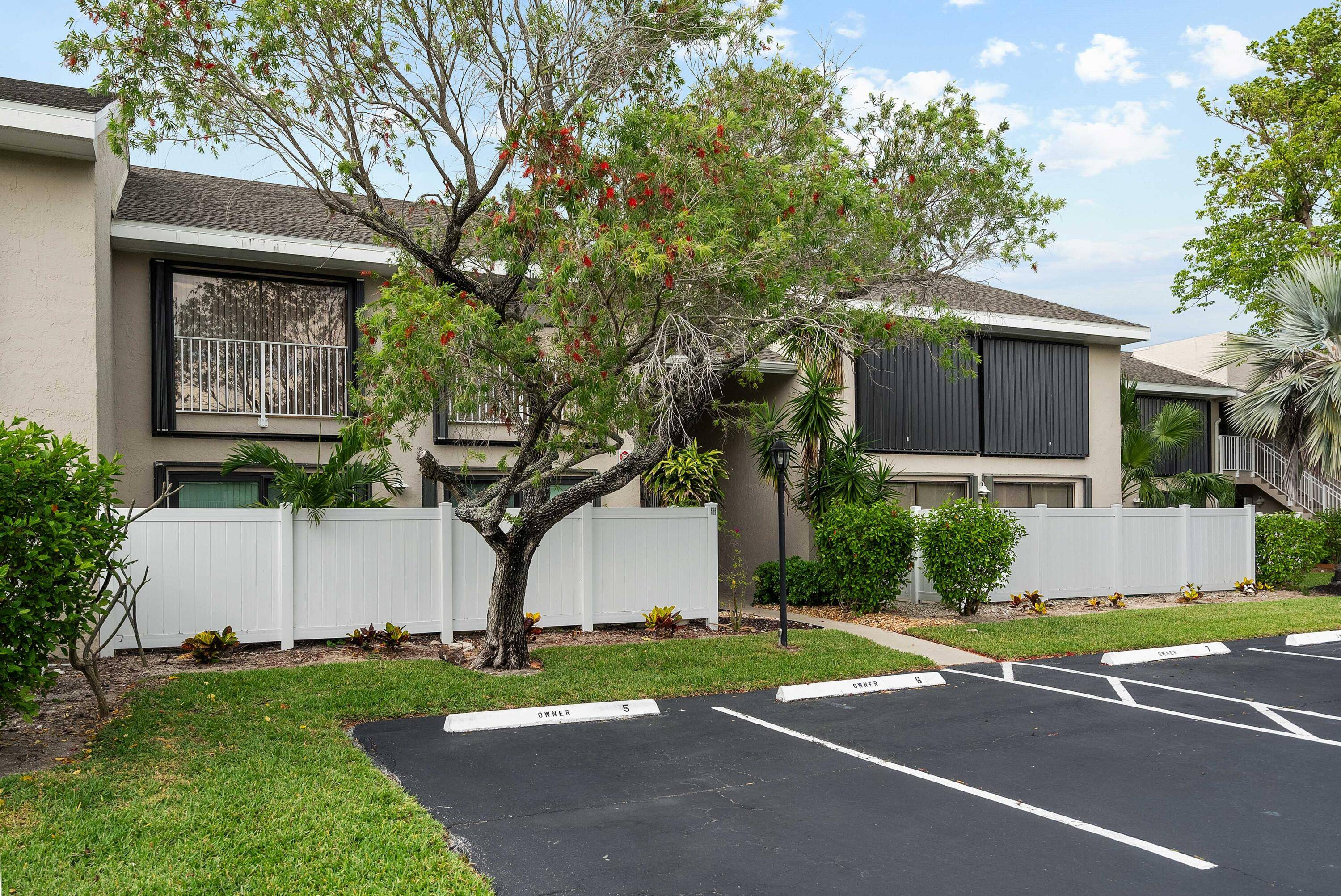 Welcome to your coastal escape on North Hutchinson Island !