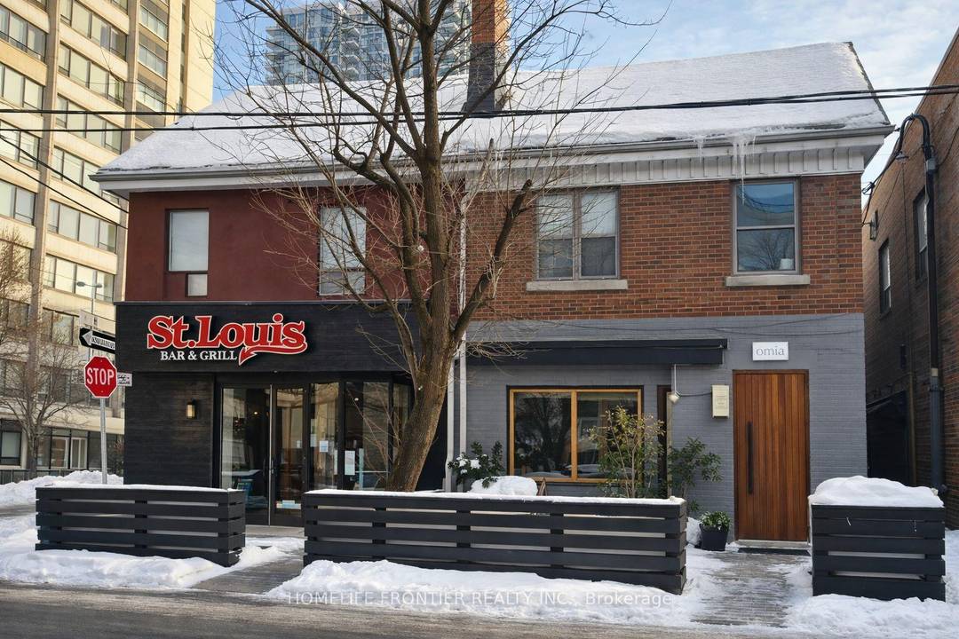 One bedroom for rent, partially furnished, located on the 2nd floor at 1 Baldwin St in the heart of downtown Toronto Kensington Chinatown neighborhood.