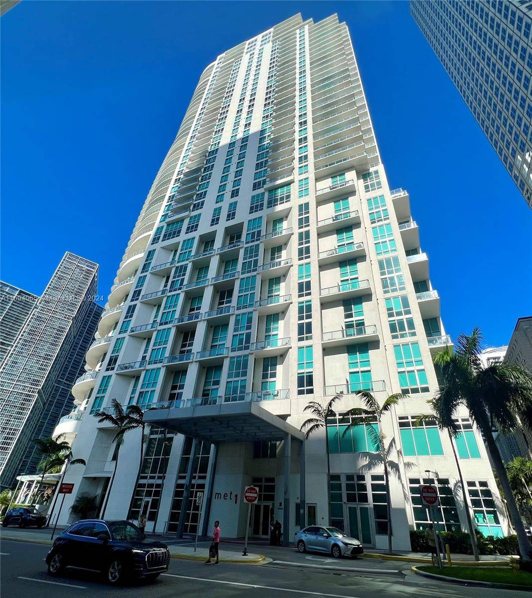 Experience urban living at its finest in this stylish Met 1 condo located in vibrant downtown Miami.
