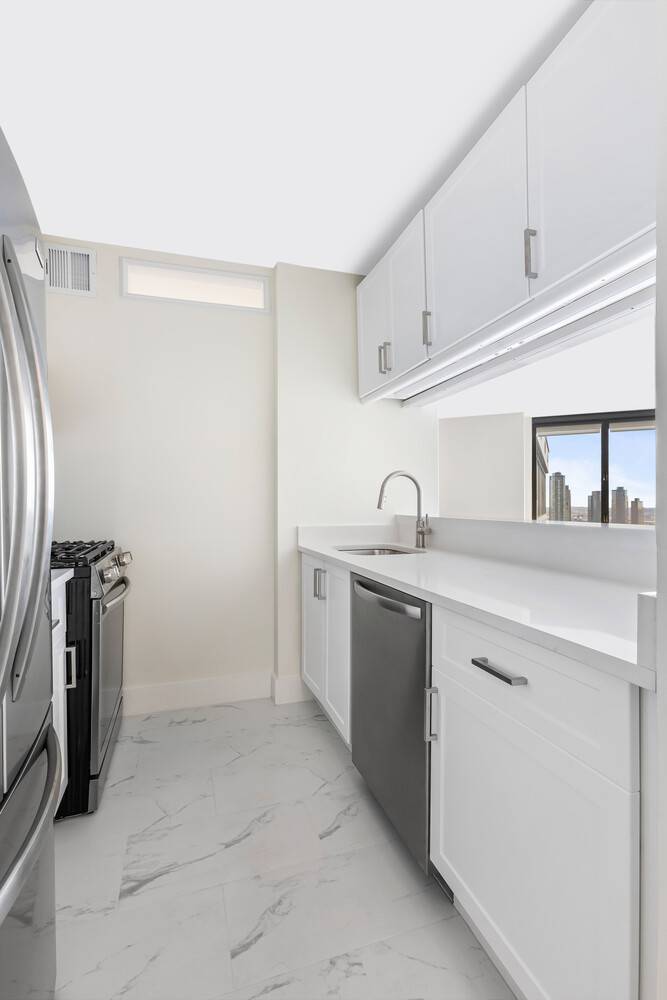 NEWLY RENOVATED KITCHEN with All New Cabinets amp ; Stainless Steel Appliances High floor, resort style luxury south facing 1 Bed Den, 2 full baths with East River views, in ...