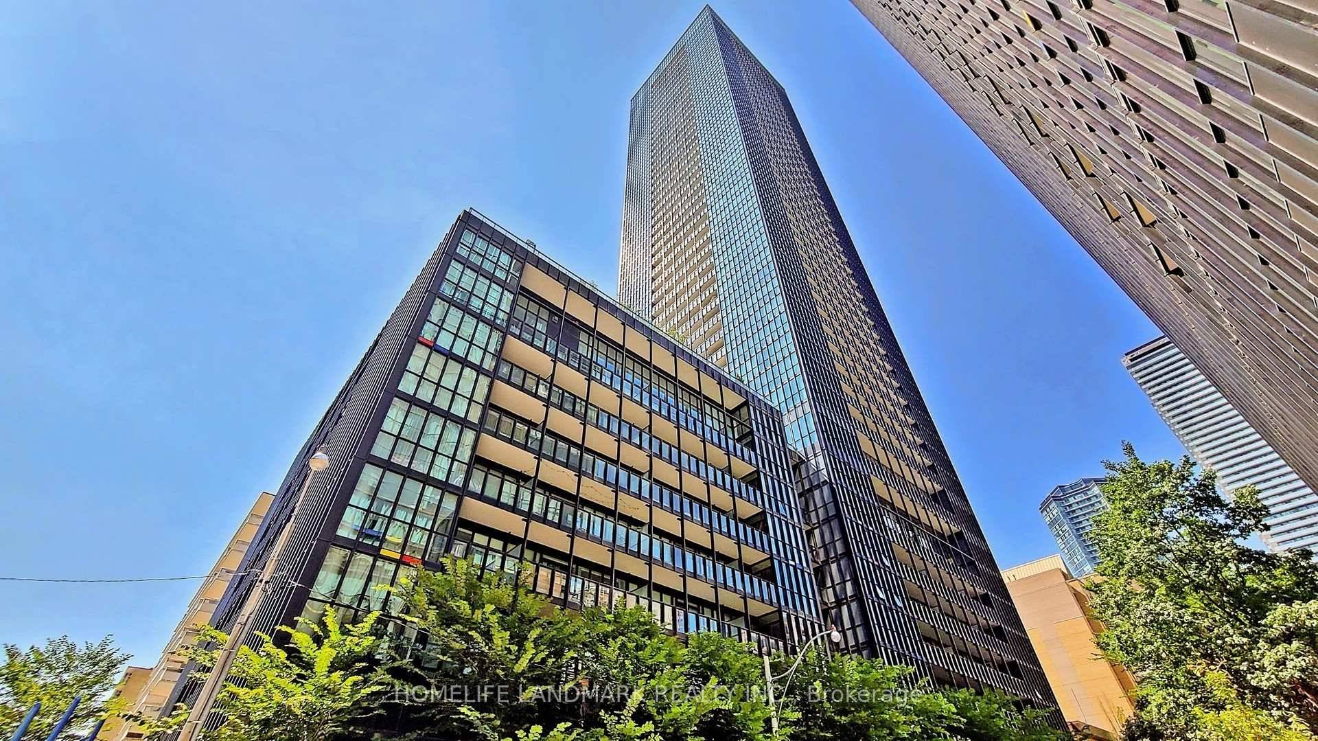 Bright amp ; Spacious 37th Floor Condo with Stunning Lake and City Views !