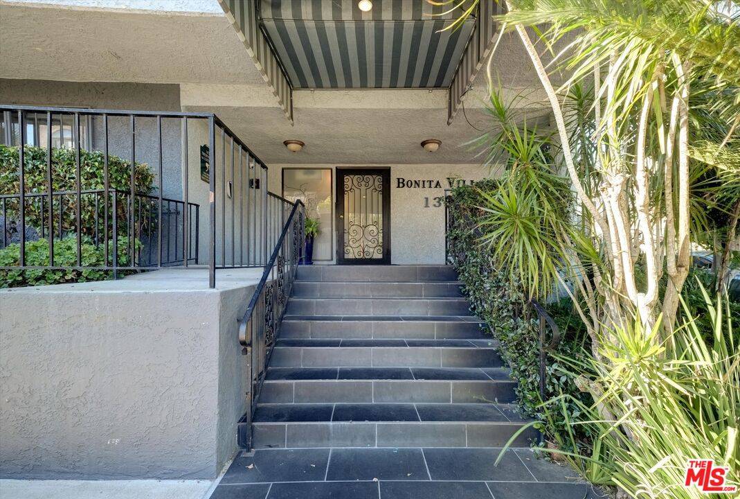1355  N Sierra Bonita Ave 1BR Hollywood Hills East La
