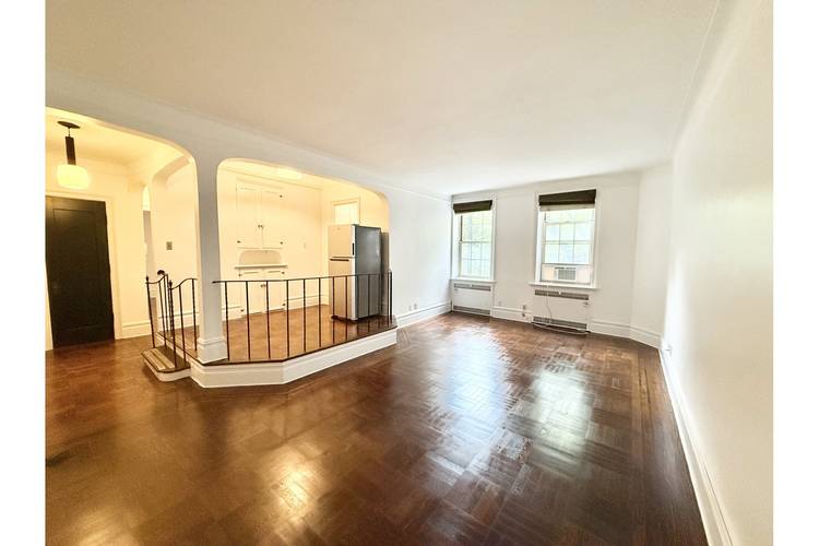 Welcome to classic Brooklyn living at The Mansion House, one of Brooklyn Heights' most sought after pre war co ops.