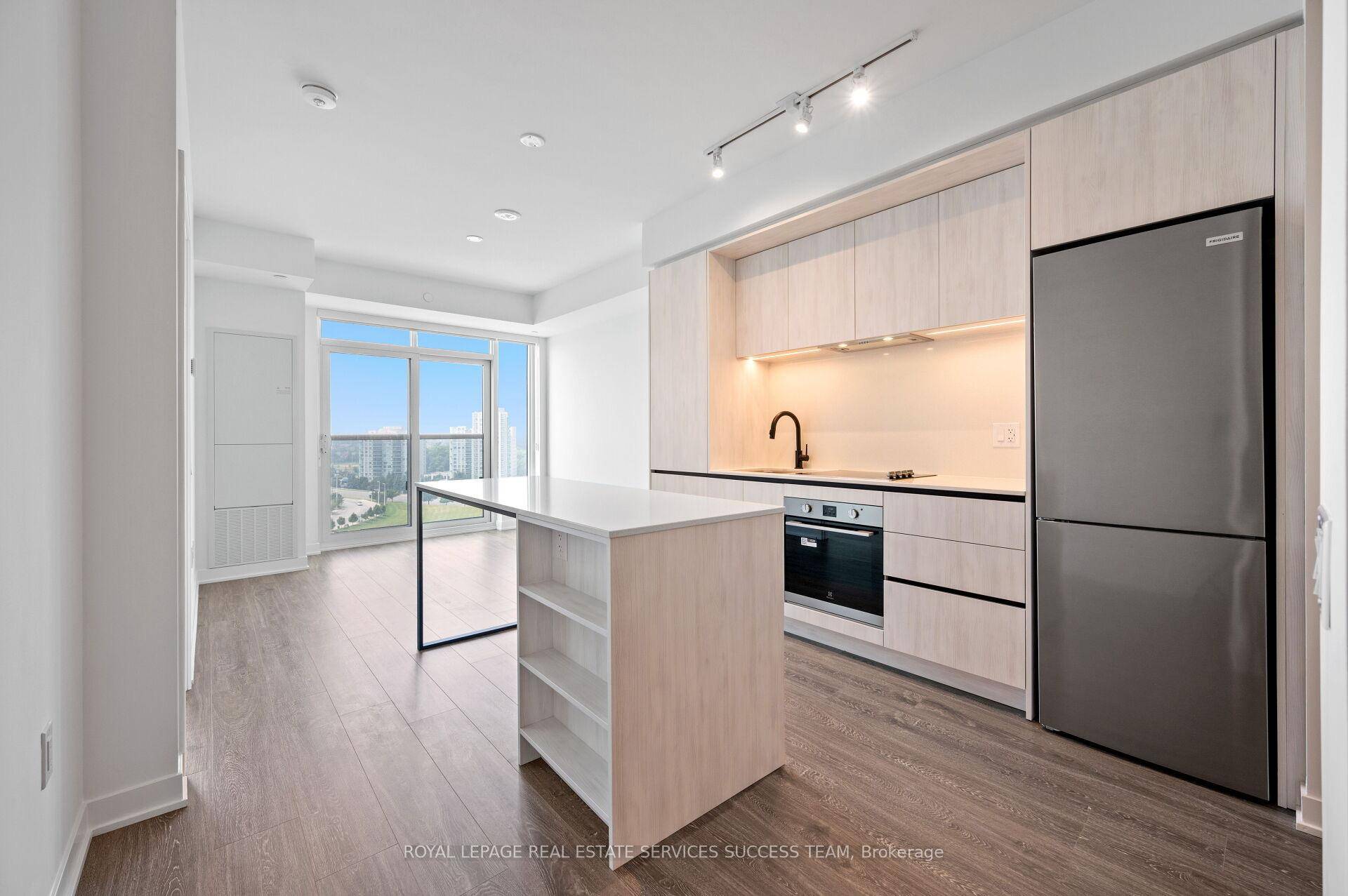 Luxury Living at Erin Mills amp ; Eglinton Brand New, Never Lived In 1 Bedroom plus Den with Parking amp ; Locker !