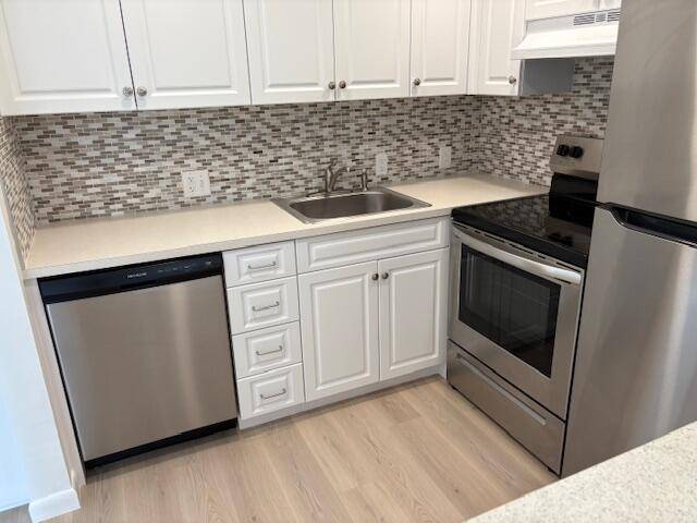 1 BEDROOM, 1 1 2 BATH UNIT ON THE 1ST FLOOR WITH PARKING RIGHT IN FRONT.