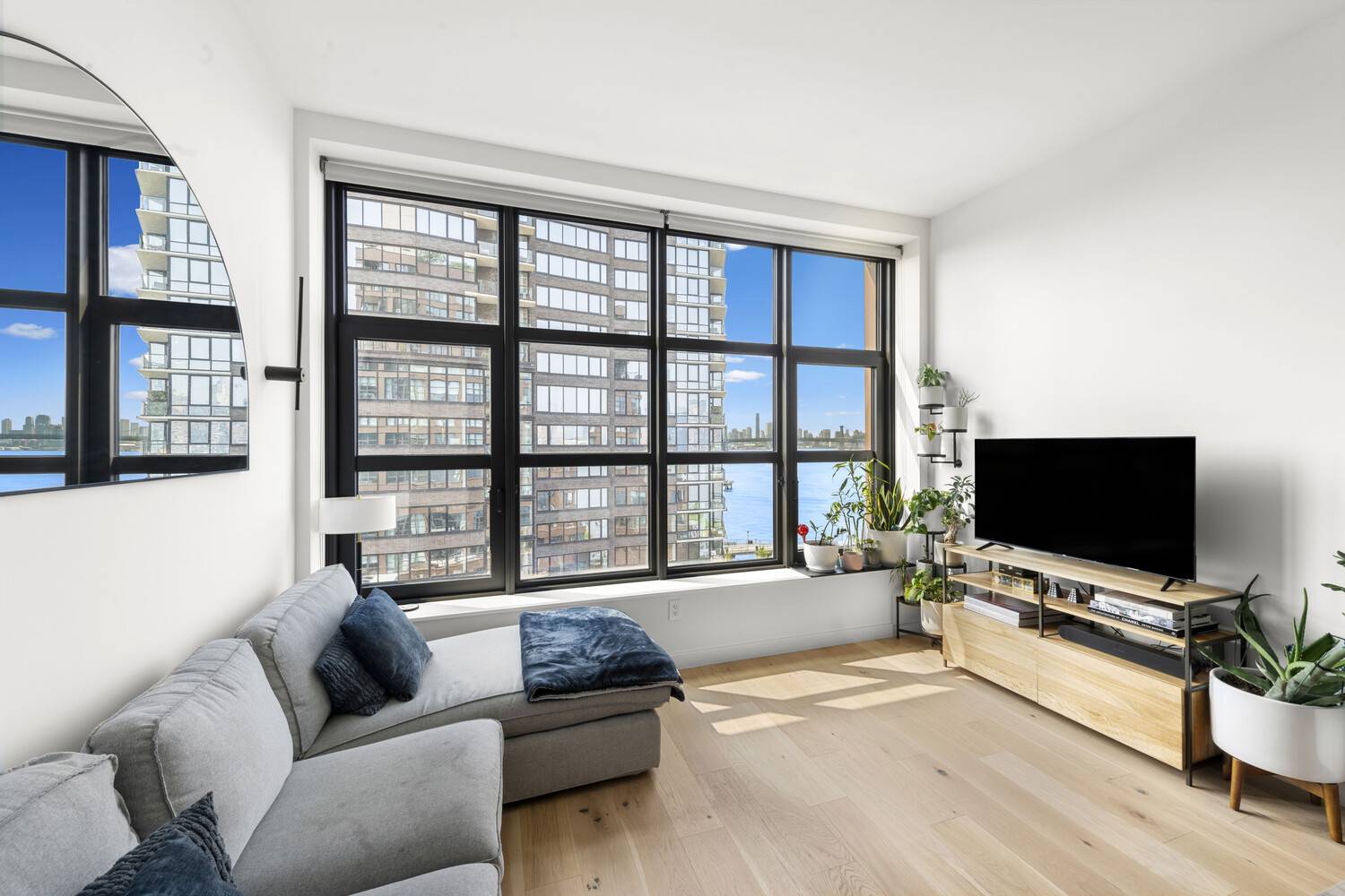 AMENITY RICH GREENPOINT WATERFRONT LUXURY Enjoy East River skyline views and the most luxurious amenity offering in Greenpoint in this sun splashed 1 bedroom, 1 bathroom condo designed by the ...