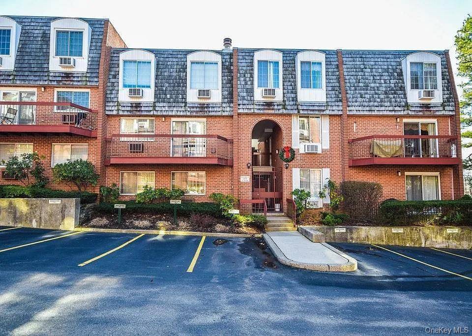 Beautiful and spacious 2 bedroom unit in the highly sought after Copper Beach Condominiums !