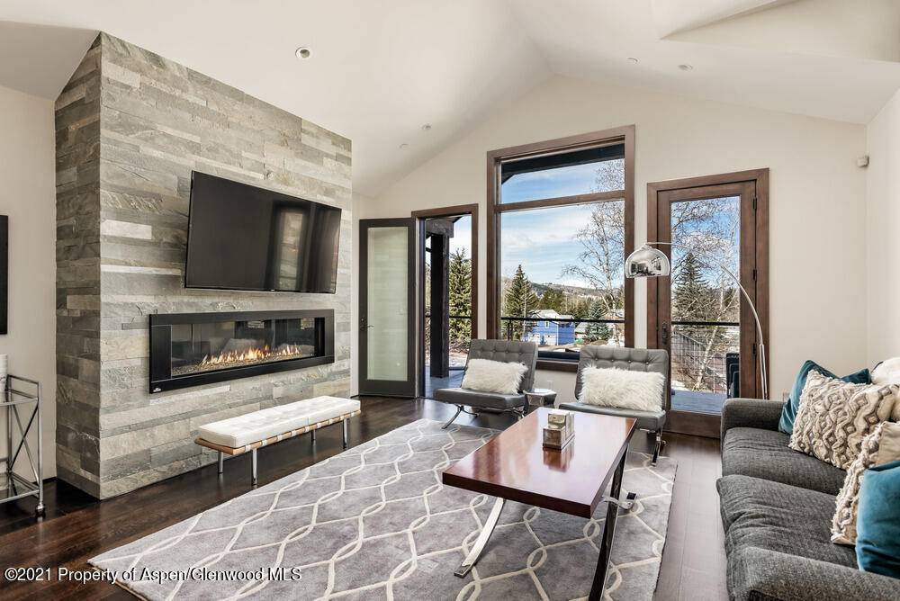 This luxurious 3 bedroom, 4.