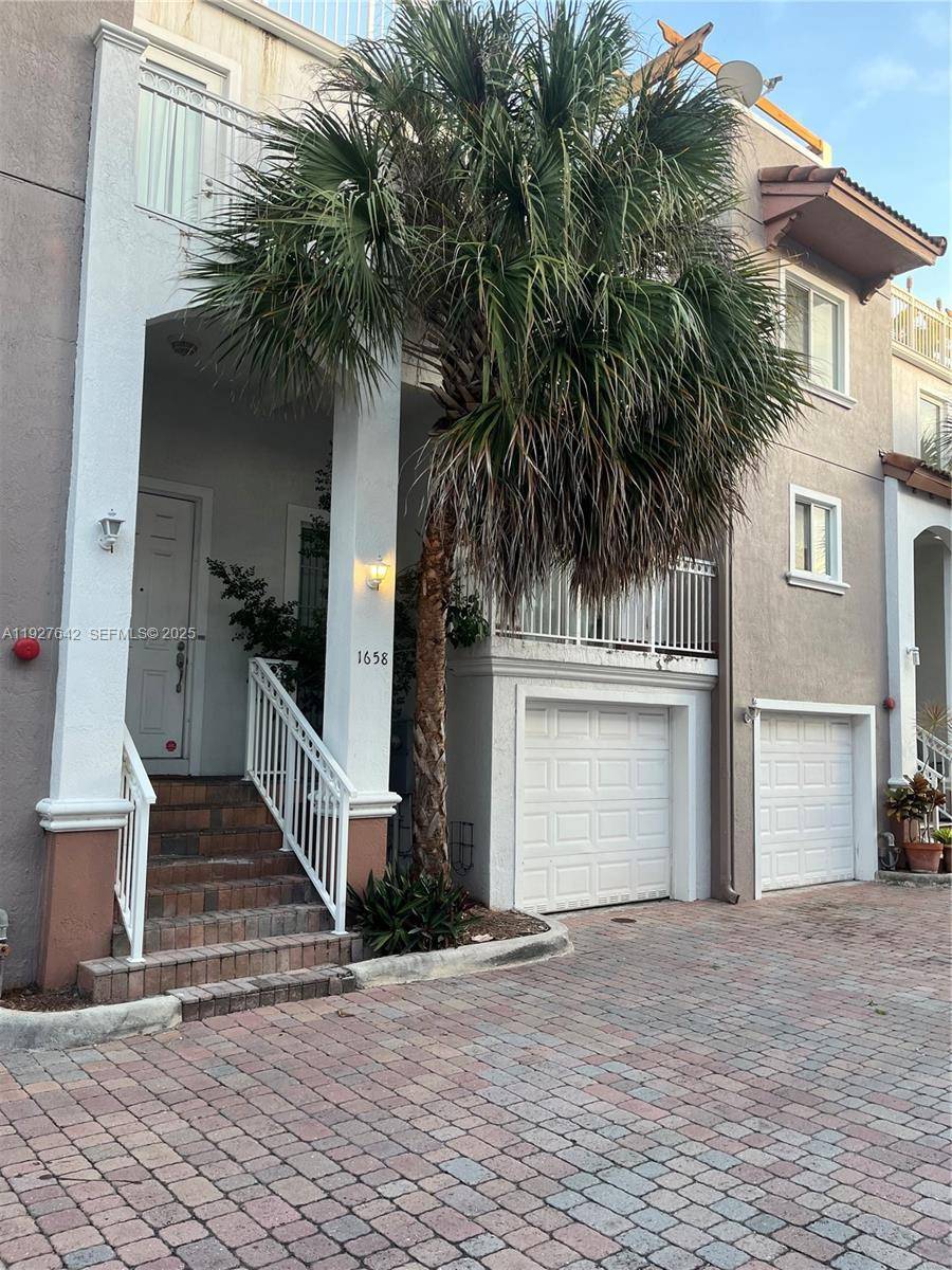 2800 SQ FT TOWNHOUSE W 2 CAR GARAGE.