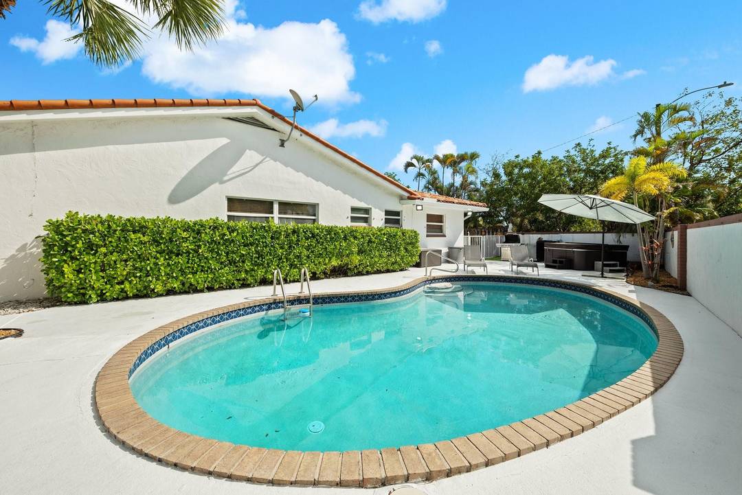 Discover coastal living in this charming duplex, nestled in the prestigious Coral Ridge Country Club neighborhood.