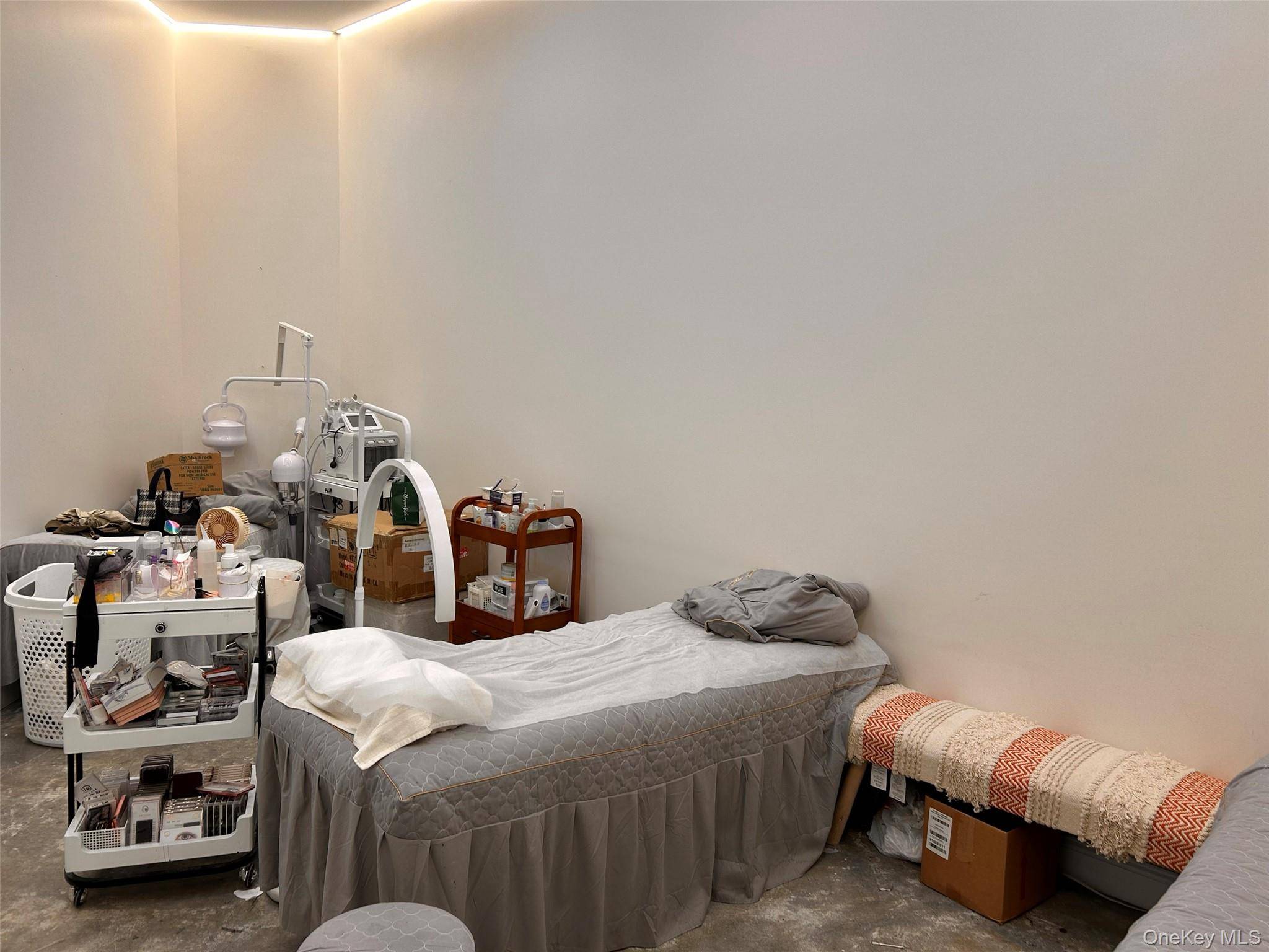 At present, this is a nail salon, if you want to do nail salon, you can directly take over and open it.