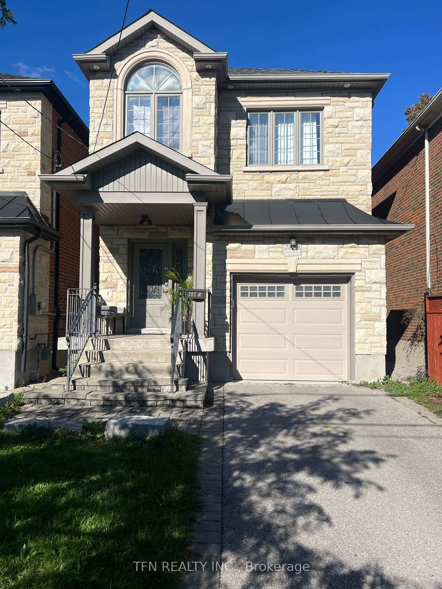 Luxurious Custom Home in Prime Location !