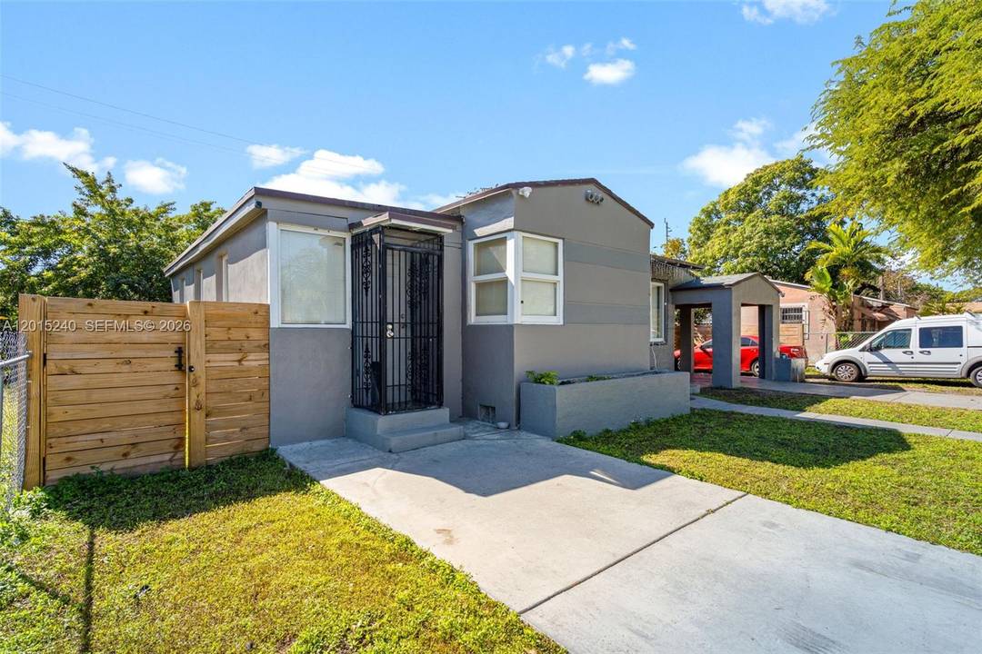 Located in the heart of Brownsville Allapattah, one of Miami s most anticipated and rapidly evolving neighborhoods, this duplex offers exceptional upside for investors and owner occupants alike.