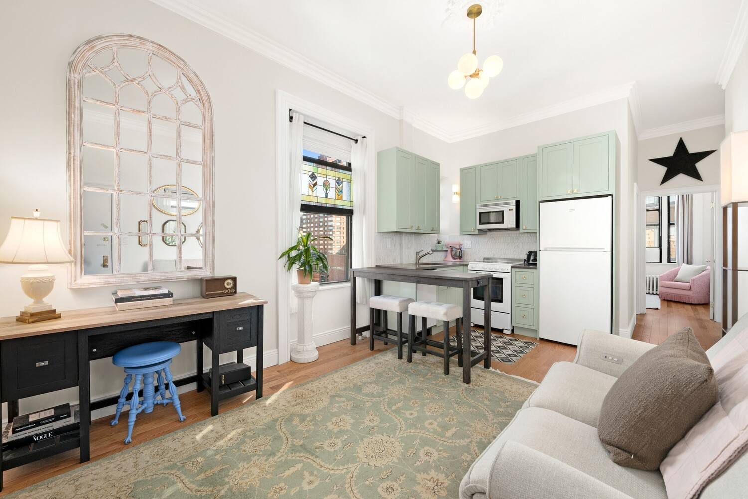 FULLY RENOVATED TOP FLOOR CROWN JEWEL FEATURES WIDE OPEN VIEWS !