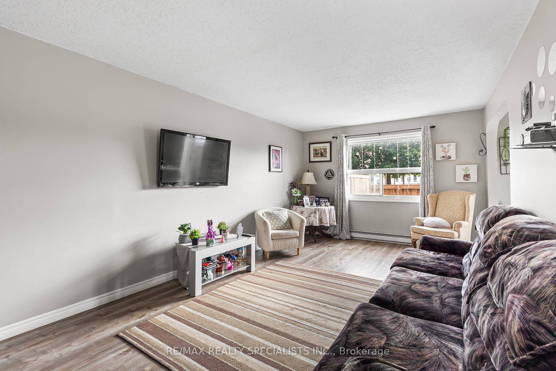 Spacious And Full Of Natural Light, This Beautiful Townhouse Offers 3 Bedrooms And 2 Full Bathrooms In A Convenient Location Close To Shopping Centers, Schools, And All Essential Amenities.