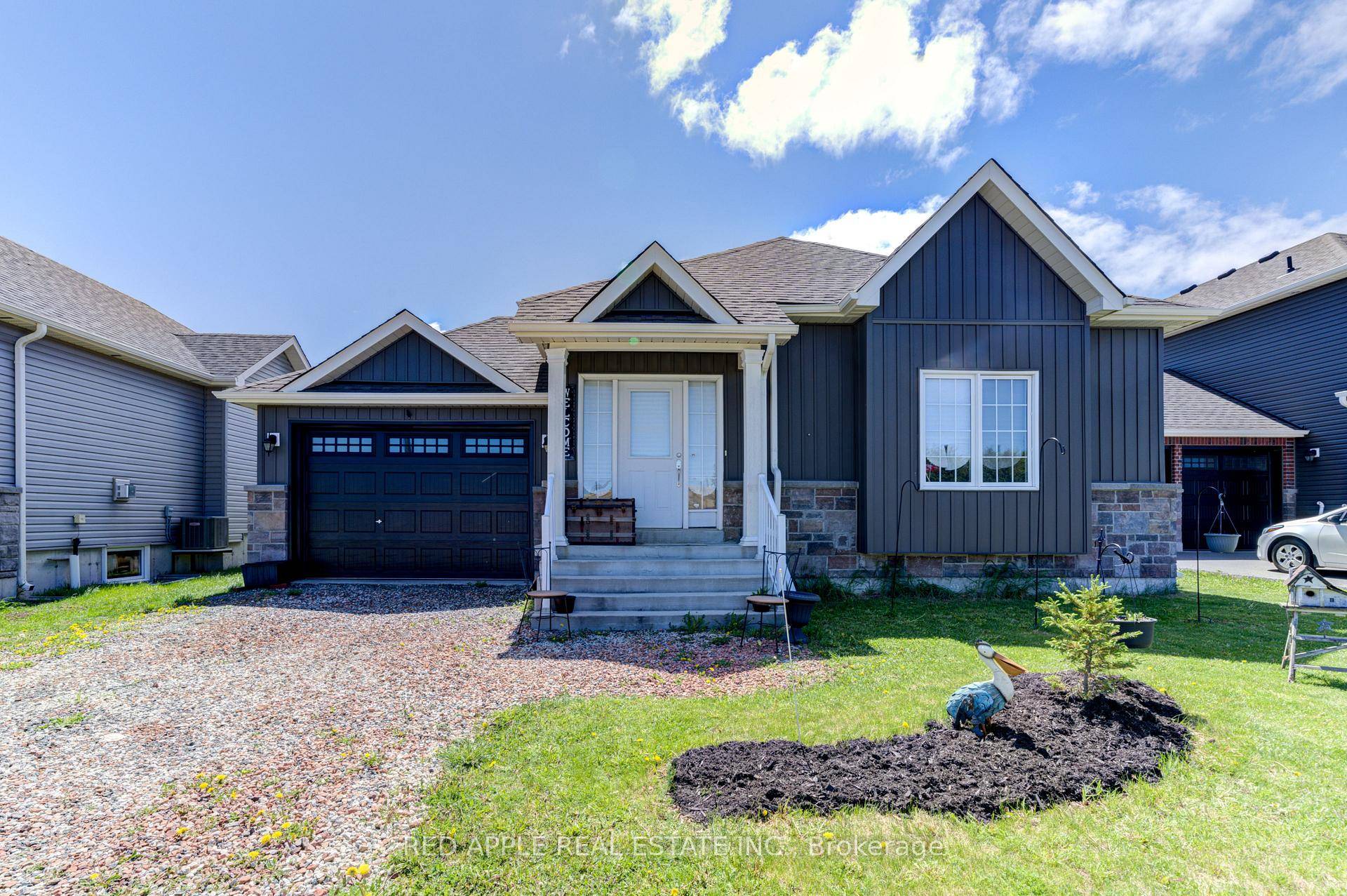 Bright amp ; Stylish Raised Bungalow in the Quaint Village of Elmvale Perfect for Professionals or Downsizers !