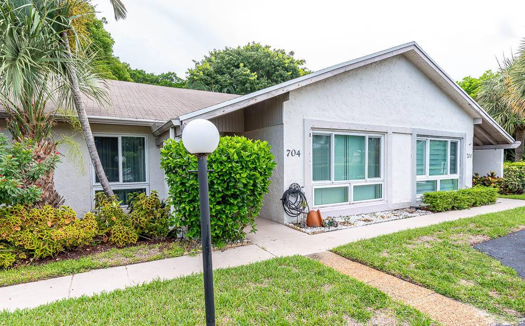 Great ''All Ages'' 2 bed 2 bath villa with 1440 sqft under air and 2 front door assigned parking spots.