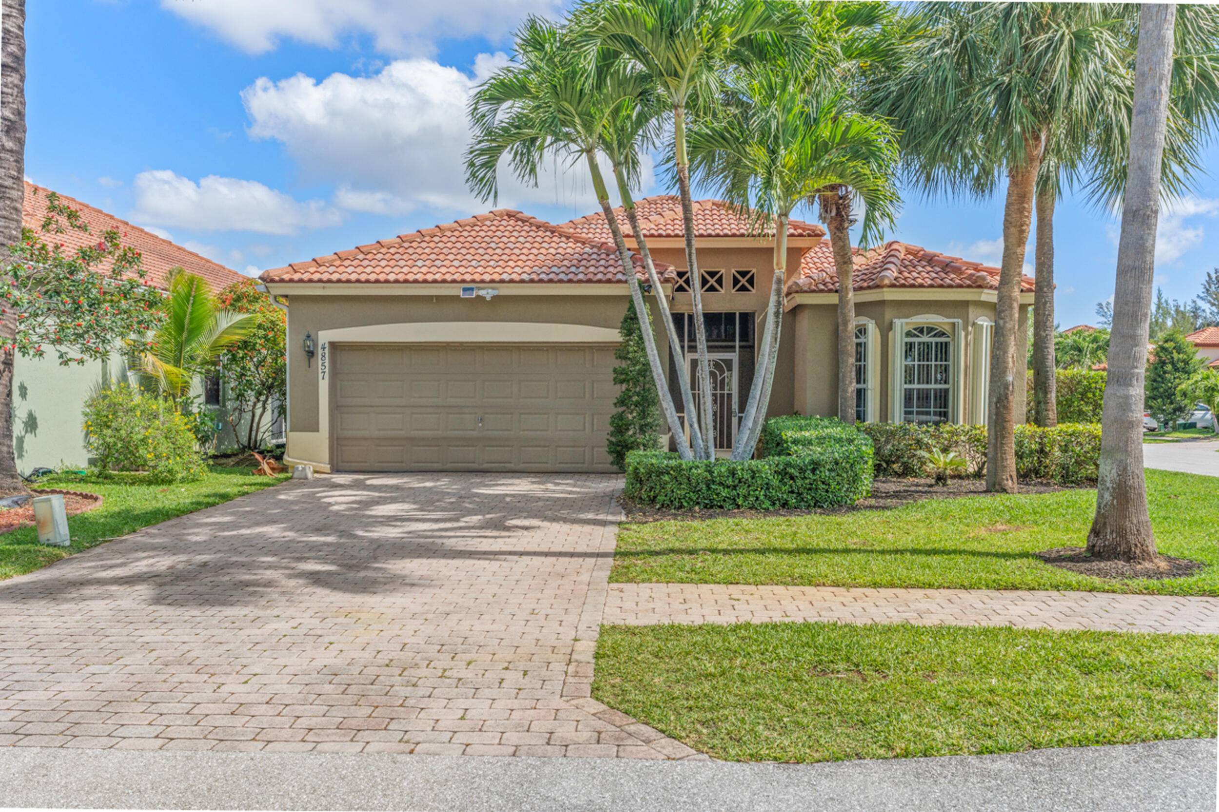 Welcome to your dream home located in the highly sought after community of Gateway Palms !