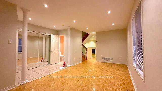 Location ! Yonge 16th, Great end unit freehold townhouse, New windows front, Dec.