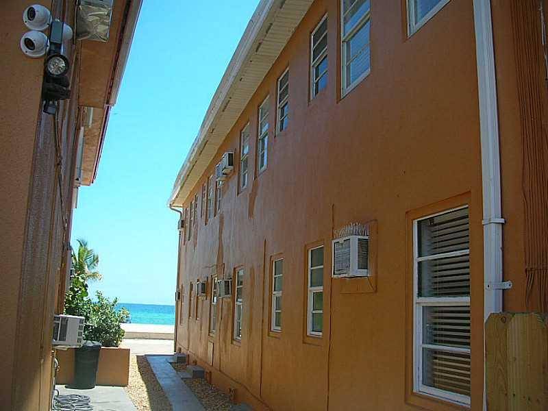 HOTEL HAS 21 OCEANFRONT ROOMS AND FEATURES A LIVELY TIKI BAR AND RESTAURANT.