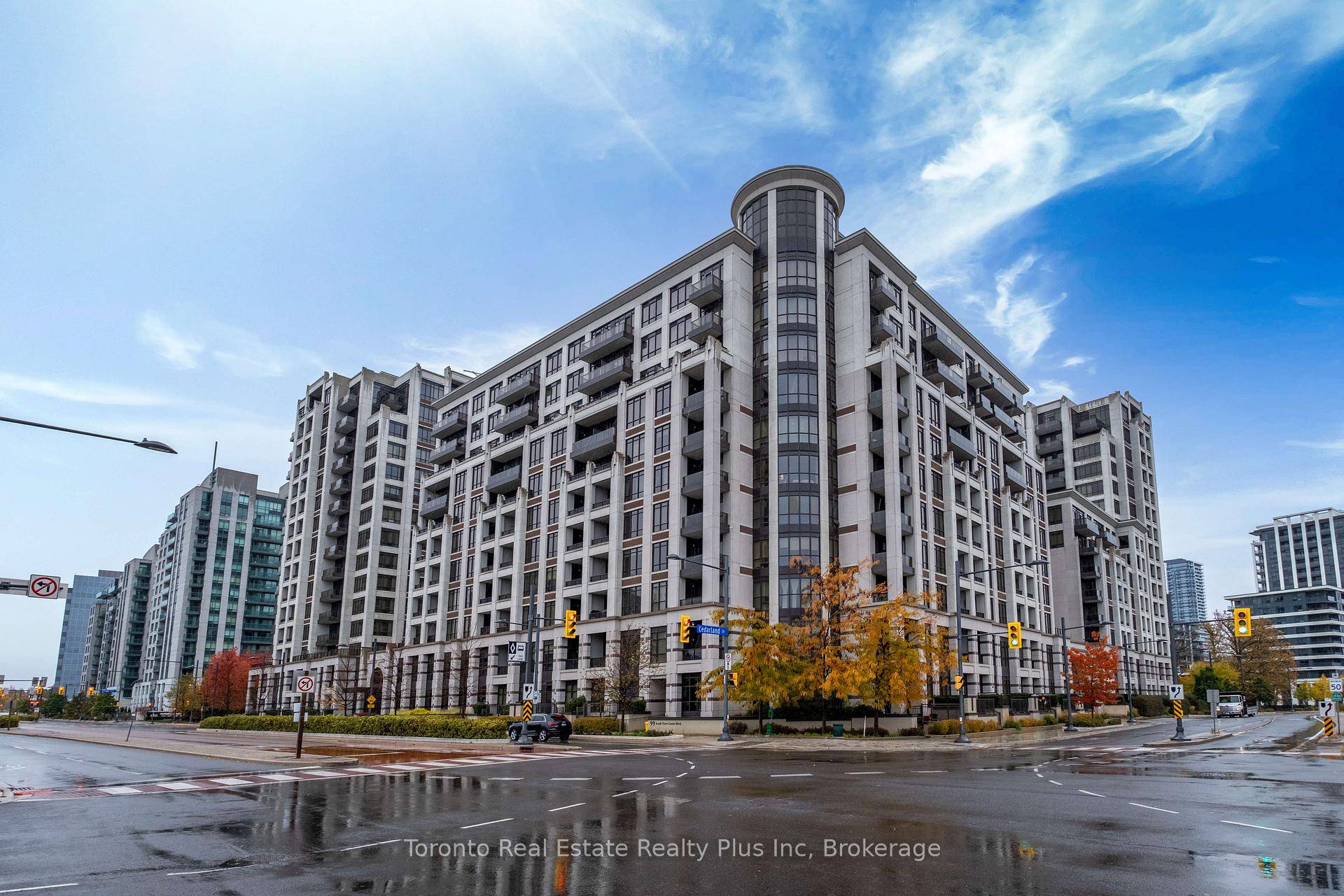 Luxurious Unit In The Heart OF Downtown Markham.