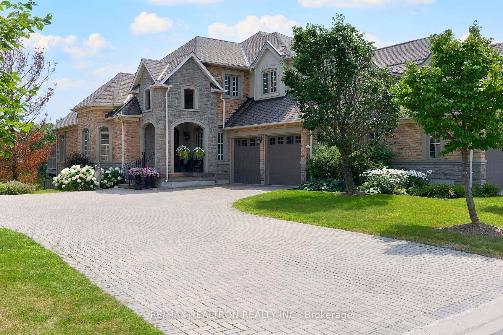 Fabulous Gated Community of Wycliffe Gardens in the Heart of Aurora just 5 mins to Hwy 404, Surrounded by Forest, Golf Course, and Beautiful Community Gardens, a Very Serene and ...
