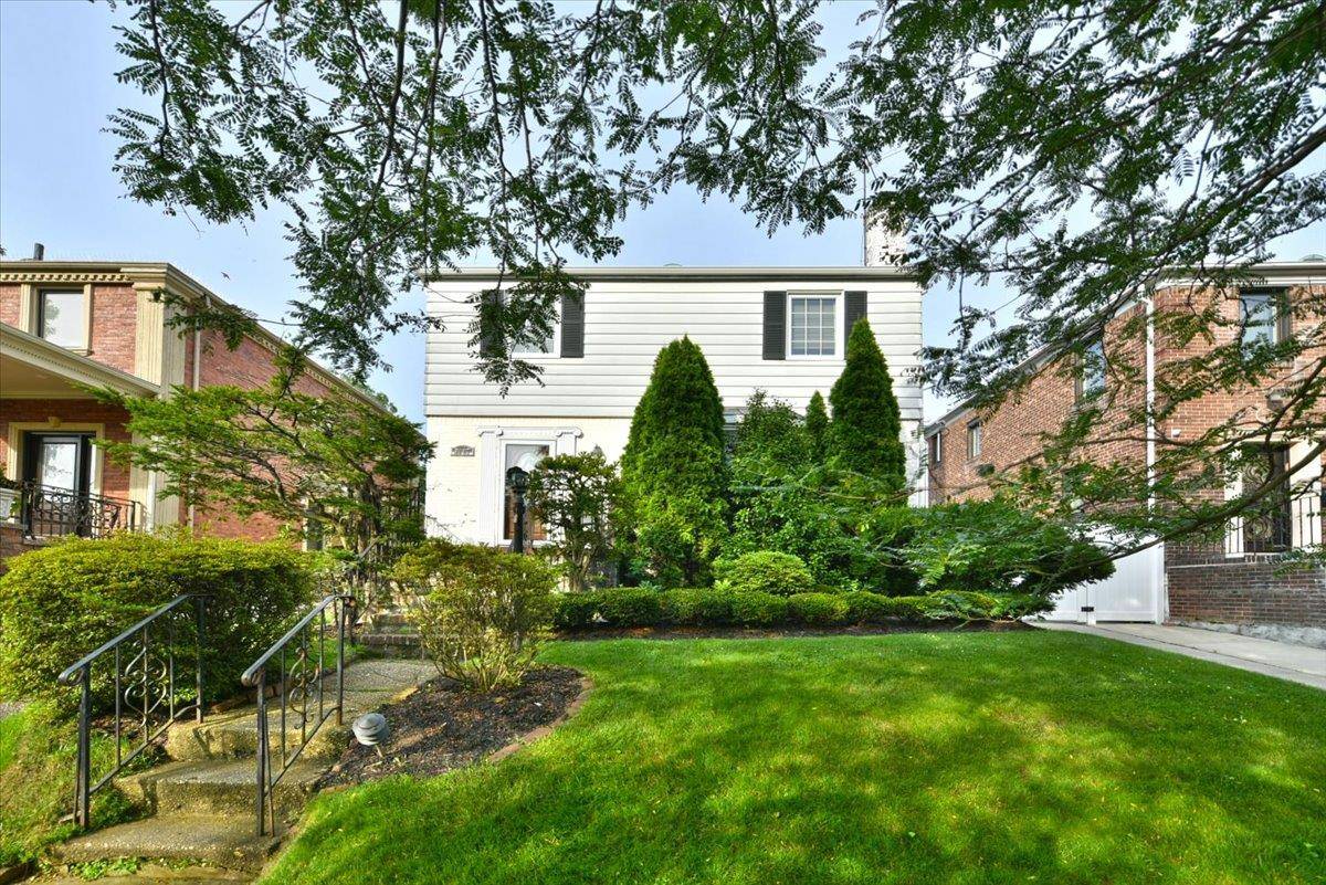 Welcome to this charming Colonial in the heart of Jamaica Estates !