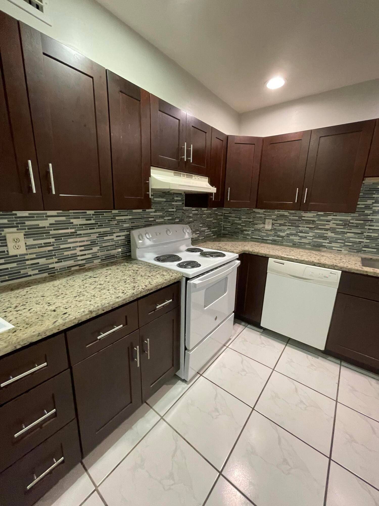 Discover this bright and spacious apartment located just minutes from well known schools, college and hospital.