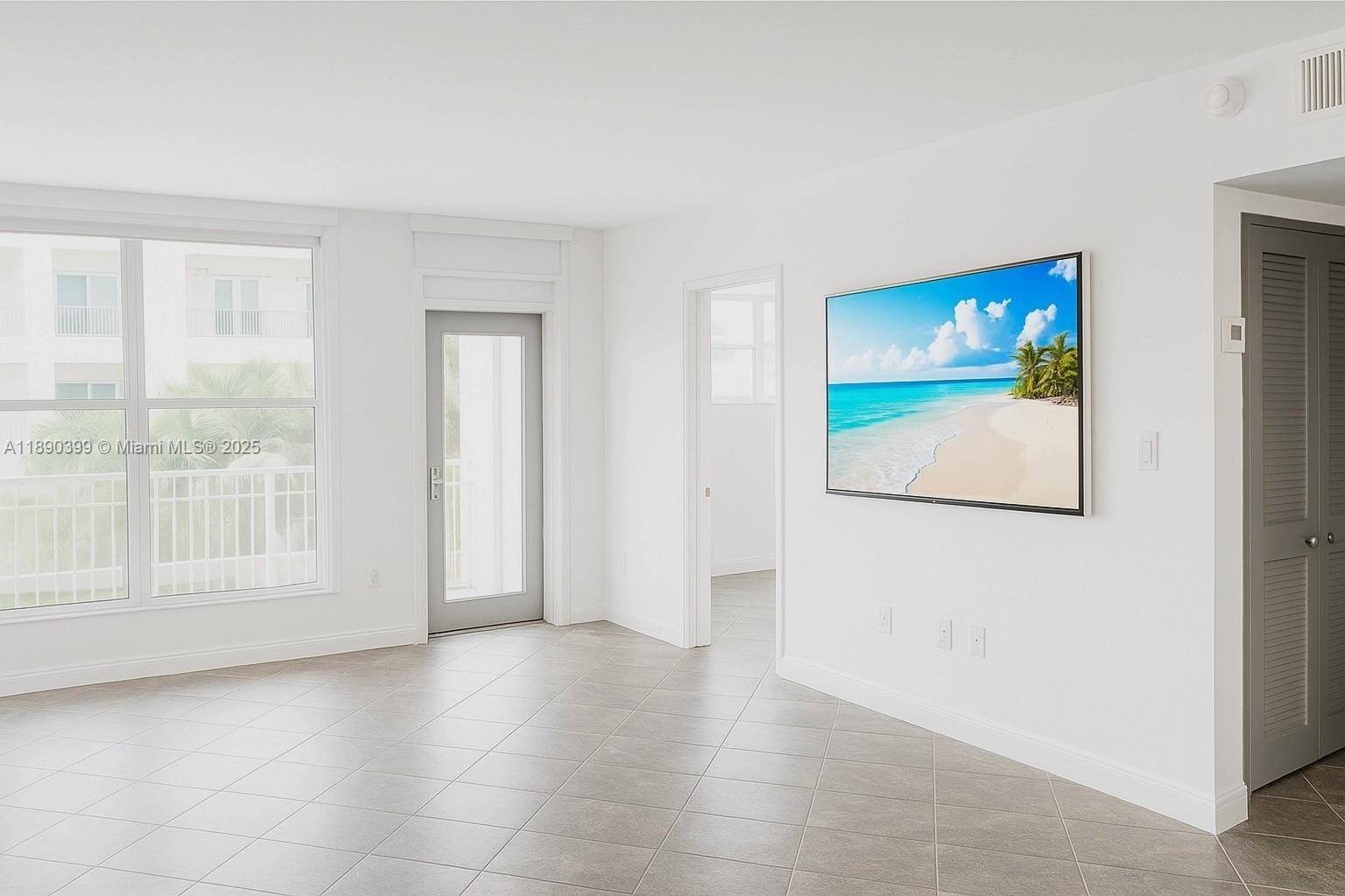 Live the Miami Beach lifestyle on iconic Lincoln Road !