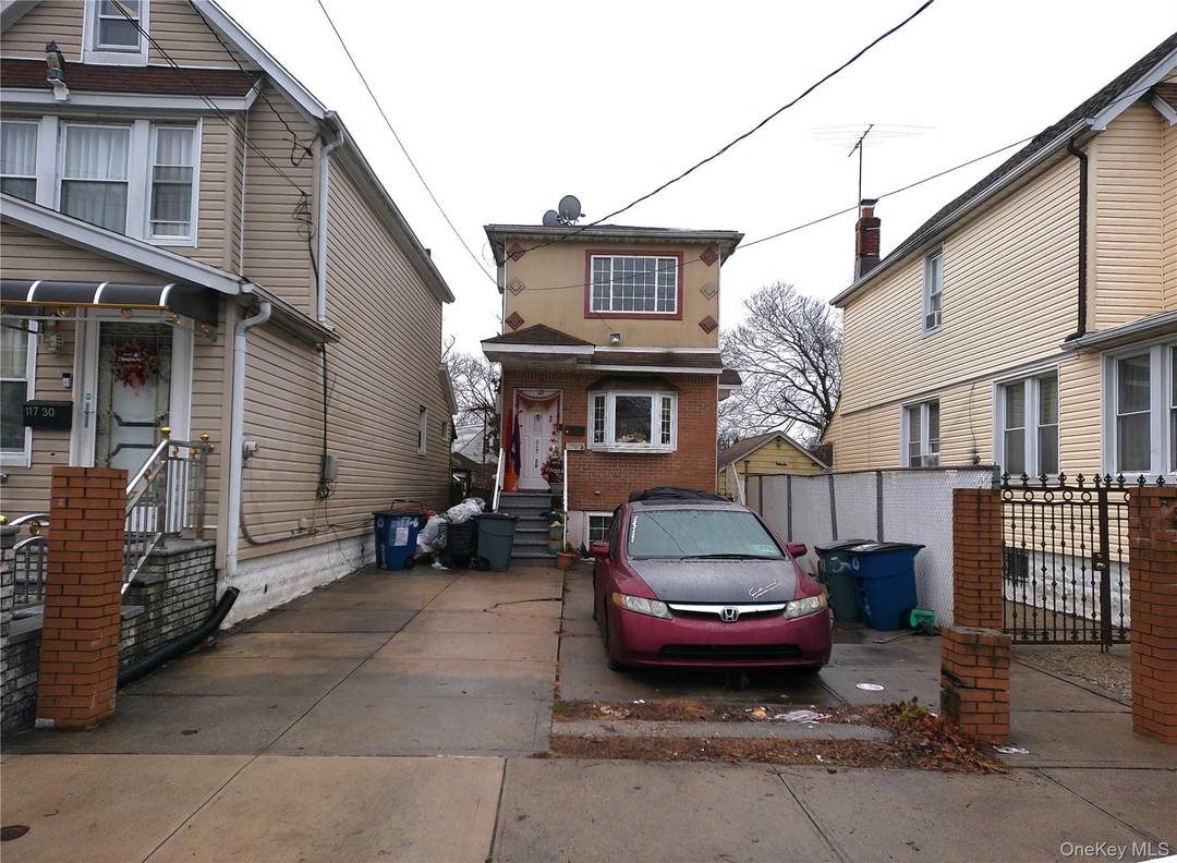 Occupied Please don't disturb the occupants 2 Family brick 3 bedrooms Duplex apartment with lots of space.