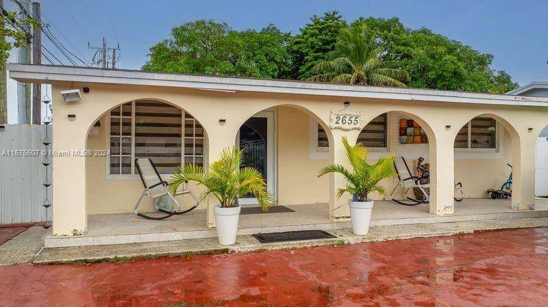 Large house, 5 bedrooms, 3 bathrooms plus a studio, perfect for three families, capacity for several cars, large yard, fenced.