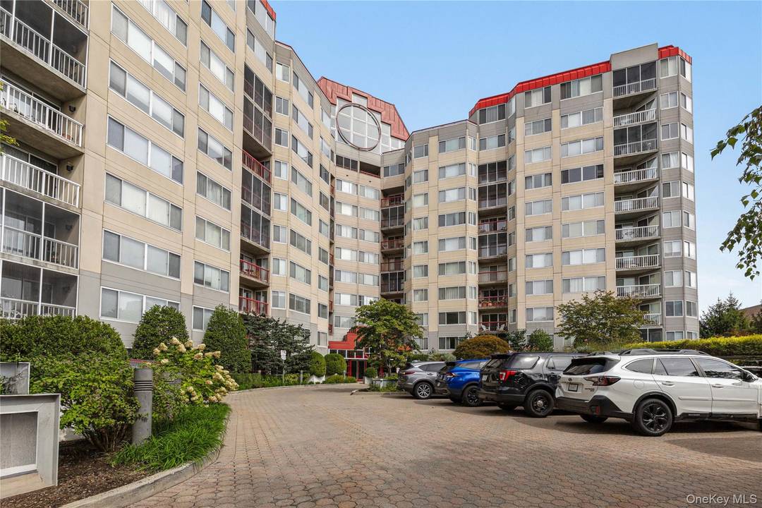 Fully Available ! Enjoy generous space, premium amenities, and unbeatable convenience in this bright 1 bed, 2 bath apt that features newly renovated en suite bathroom, private storage unit, and ...