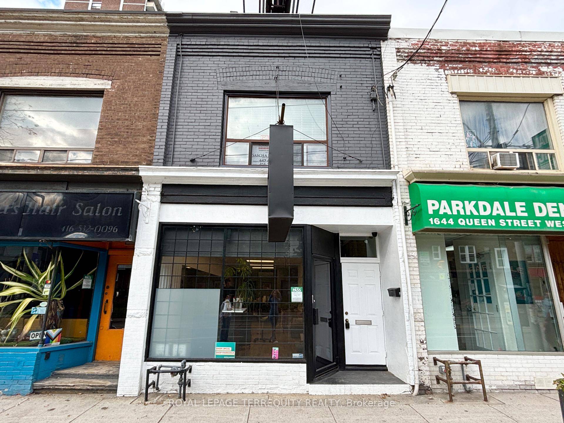 Beautifully Renovated 2 Bedroom Unit in The Very Popular Roncesvalles Community !