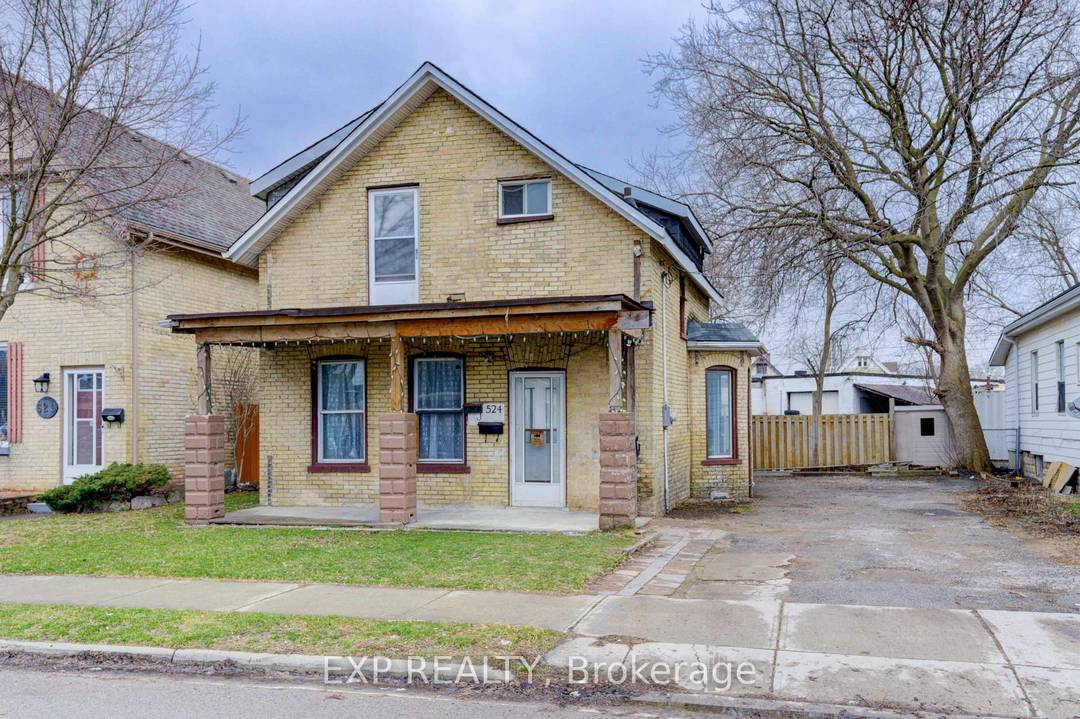 524 Simcoe Street offers a great opportunity for a mortgage helper ideal for first time Buyers, investors, or multi generational families to aquire a spacious detached up down duplex !