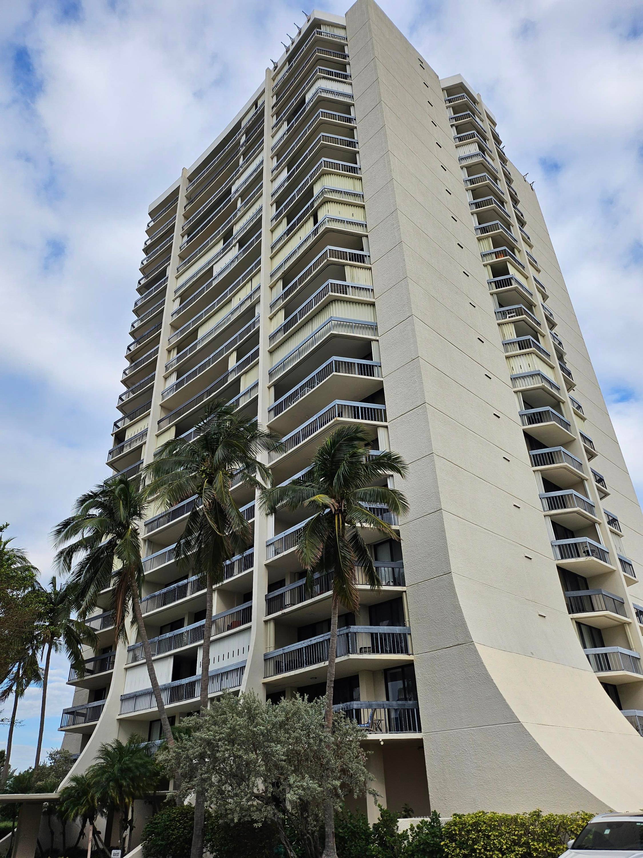 Welcome to this lovely 6th floor condo in Lincoln Tower located in the Land of the President.
