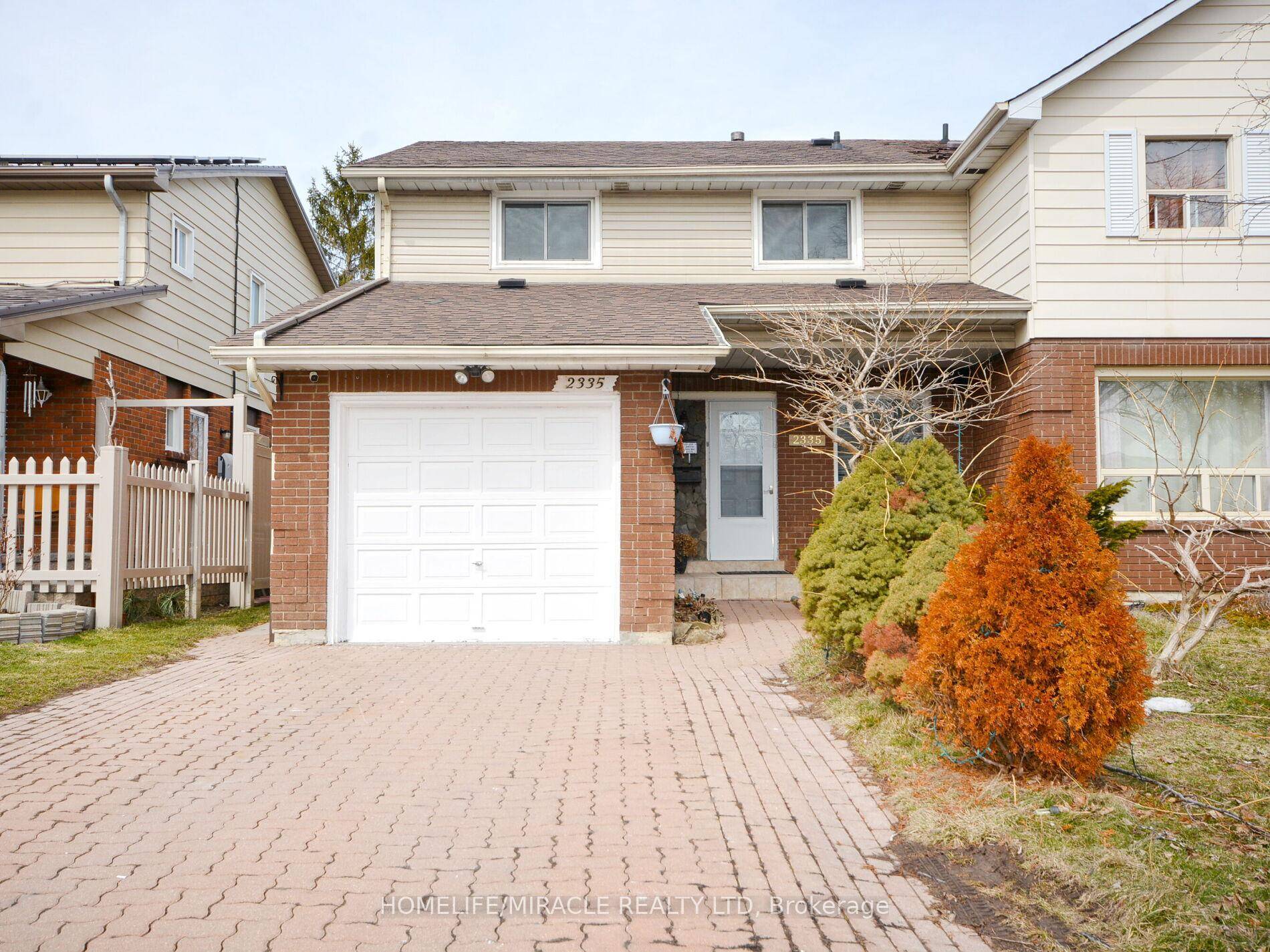Very well kept home in a mature Erin Mills neighborhood !