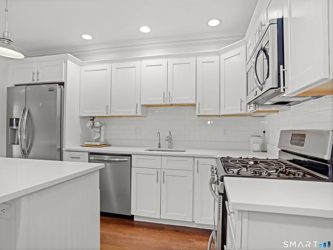 The Enclave on Willard is an association of 14 luxuriously appointed Nantucket Style townhomes in Norwalk close to the Westport border.