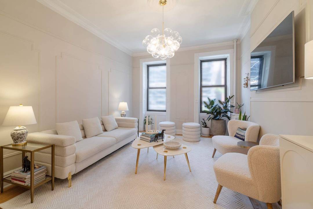 Welcome to Apartment 4E at 350 W 48th Street a beautifully renovated, sun filled home in the heart of Hell s Kitchen.