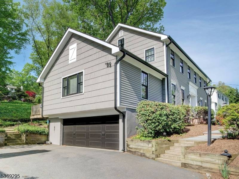 Spacious Colonial home in the fantastic Springbrook neighborhood !